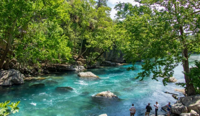 Ağva’da gezilecek yerler için ikonik bir sahne: Göksu Nehri kıyısında sandallar ve yemyeşil kıyı manzarası