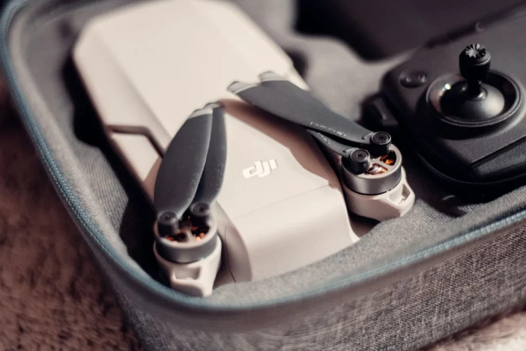DJI Mini 5 Pro İnceleme: Seyahat ve İçerik Üreticileri İçin Cepten Sinema 2 Drone, kumanda, ND filtre ve şarj istasyonu düzeneği