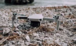 Gün batımında sahil üzerinde uçan kompakt bir drone