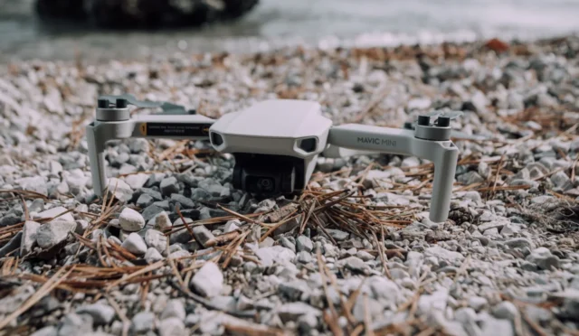 Gün batımında sahil üzerinde uçan kompakt bir drone
