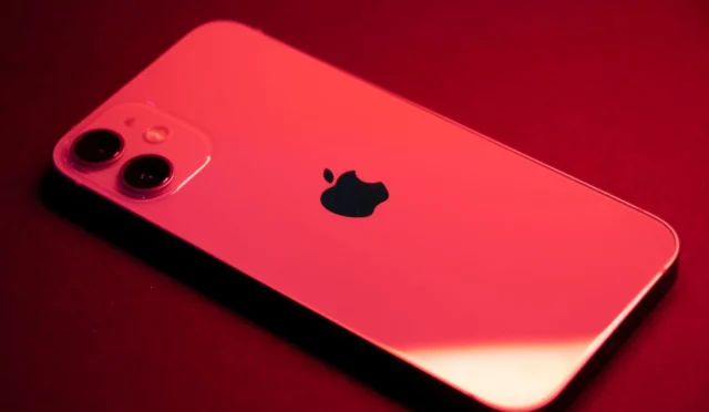 Bir kullanıcının iPhone’unda iOS 27.2 ikinci beta yazılım güncellemesi ekranı