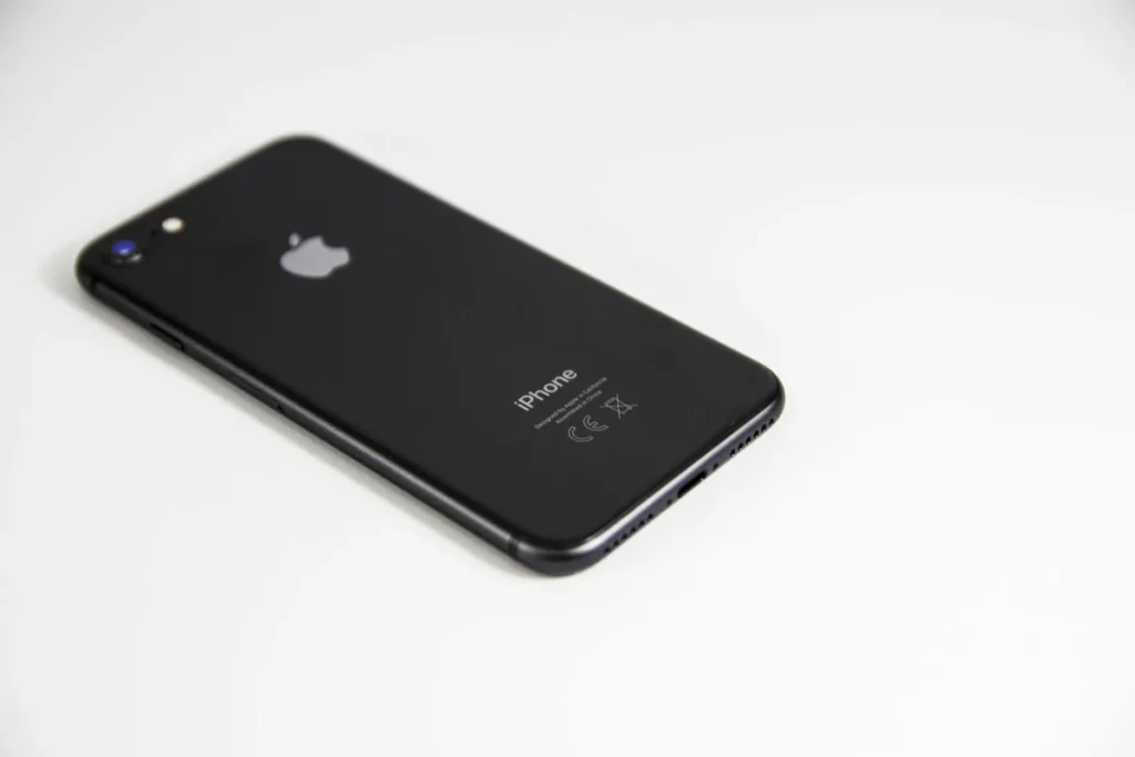 Ahşap masa üzerinde pil ayarları ve kullanım grafiği açık iPhone