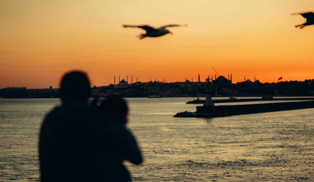 İstanbul’da çocukla gezilecek yerler için ilham: Boğaz’da ailece kısa vapur turu