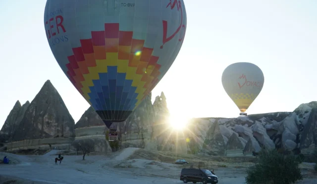 Gün doğumunda Kapadokya’da gezilecek yerler temalı balon manzarası