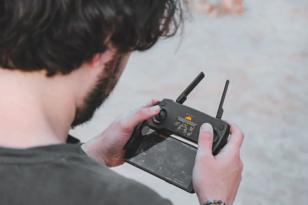 Türkiye Drone Uçuş Kuralları ve Haritası 2026: Nerede Uçulur, Nasıl İzin Alınır? 2 Kırsal alanda yelekli bir pilotun küçük bir droneyi güvenli şekilde havalandırması