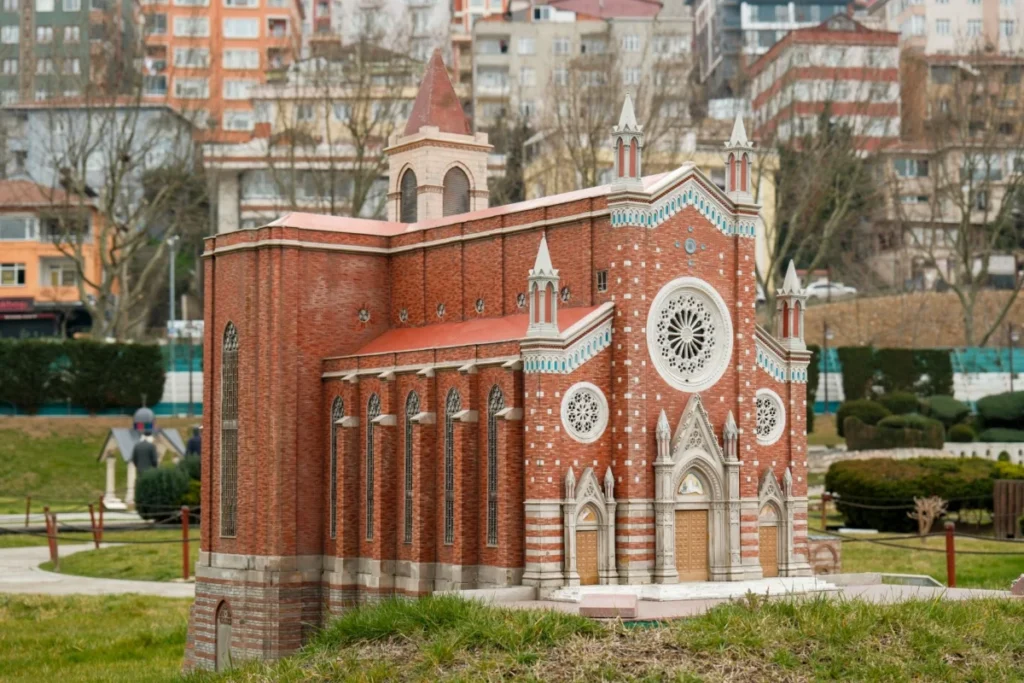 İstanbul’da Çocukla Nereye Gidilir? Parklar, Müzeler, Keyifli Rotalar 2 Açık havada İstanbul maketlerini inceleyen iki çocuk