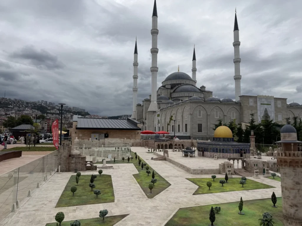 İstanbul’da Çocukla Nereye Gidilir? Parklar, Müzeler, Keyifli Rotalar 1 Endüstriyel müze salonunda interaktif düzeneklerle oynayan çocuk