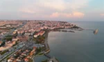 Türkiye drone uçuş kuralları 2026 rehberi için Akdeniz kıyısında güvenli irtifada uçan hobi drone görüntüsü