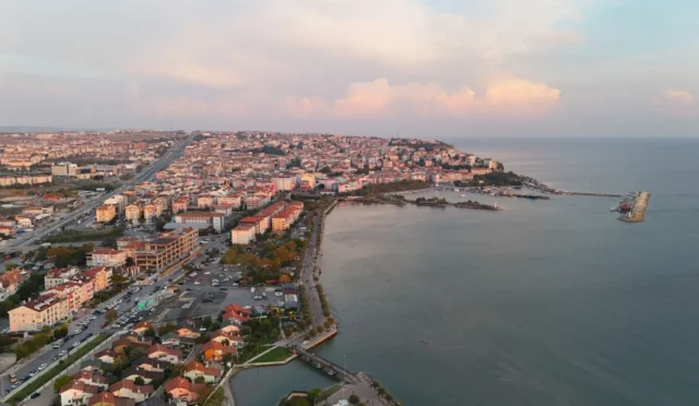 Türkiye drone uçuş kuralları 2026 rehberi için Akdeniz kıyısında güvenli irtifada uçan hobi drone görüntüsü