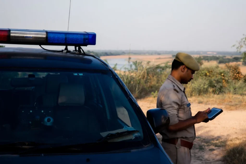 Araçlarda Bulundurulması Zorunlu Ekipmanlar 2026: Resmi Kaynaklara Göre Güncel Rehber 2 traffic police roadside inspection